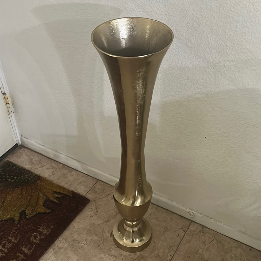 Elegant Gold Vase with Polished Finish